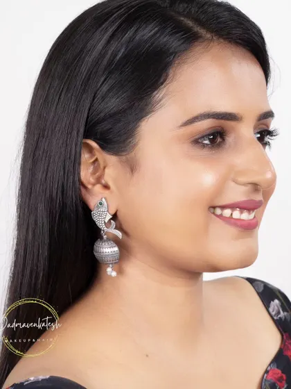 For e-commerce jewellery shoots, the makeup must be clean and minimal. Here, I created a "no-makeup" makeup look with perfect skin and neutral tones to ensure this beautiful silver jhumka stands out.