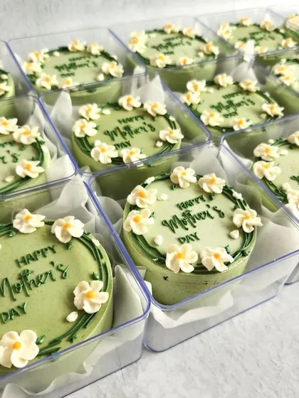 We made a big batch of these Mother's Day bento cakes for a collaboration with a photography studio. It was so nice to give each mum a sweet treat at the end of their photoshoot.