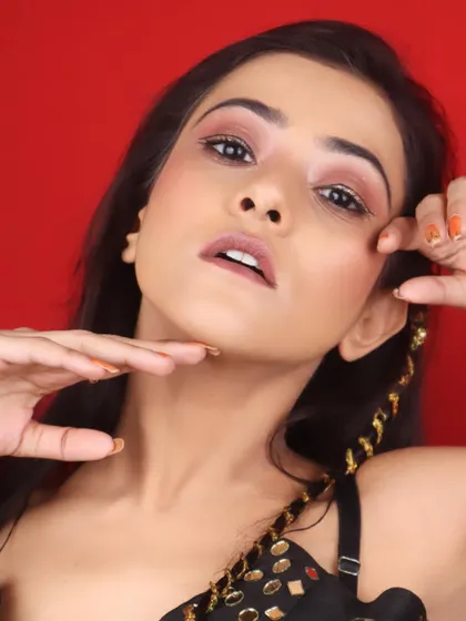 I always love to try something new. This look is all about minimalism with a twist, featuring a unique glitter liner and a decorated braid.