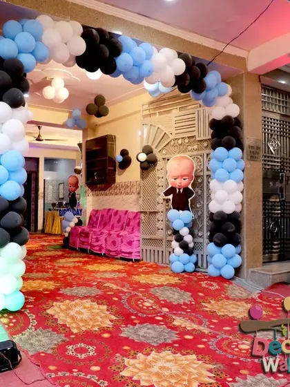 I can transform any space, even the entrance to your home. This Boss Baby setup welcomed guests with a balloon arch and a personalized banner, turning a regular doorway into a party portal.