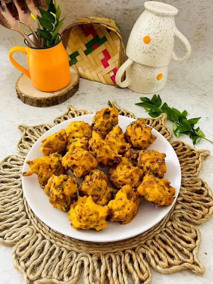 Even a simple plate of bhajiyas or pakoras is presented with care, perfect for a rainy day event or as a comforting snack.
