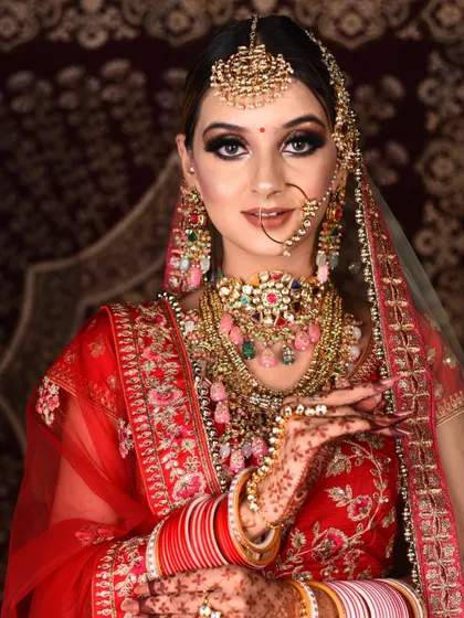 A beautiful portrait of the bride wearing the navratan-style set. The variety of colors makes it easy to match with many different outfits.