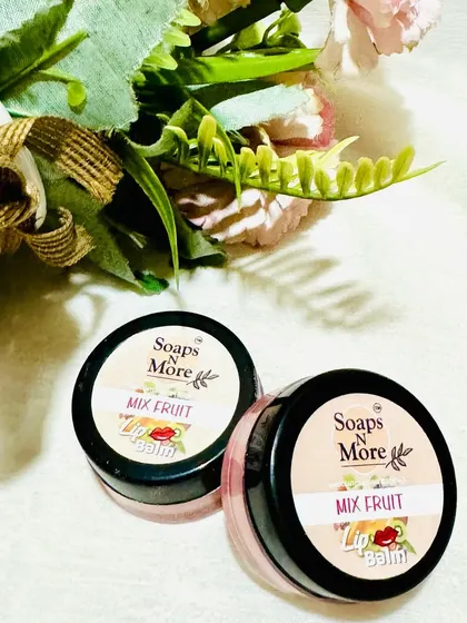 My Mix Fruit lip balm is a fruity treat for your lips. Like all my lip balms, it's handcrafted with natural ingredients to provide gentle care and a touch of luxury.