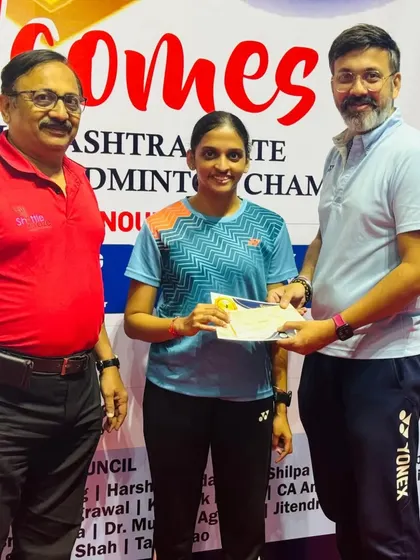 A player receiving her certificate during the semi-final presentation, a recognition of her excellent performance in reaching the final stages.