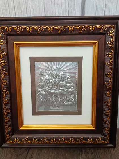 Yeh 999 silver-plated Shiv Parivar ka frame hai. Ise aap apne ghar mein shanti aur parivarik ekta ke liye sthapit kar sakte hain.