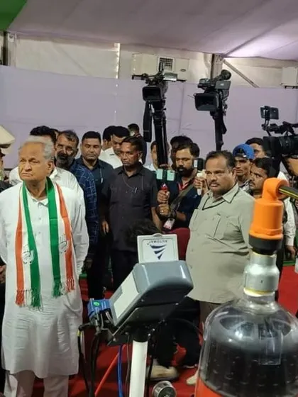 Our experts explaining the workings of our smart irrigation products to the Honorable Chief Minister of Rajasthan during his visit to our demo farm.