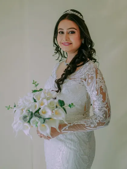 A classic and elegant portrait of the bride holding her beautiful white calla lily bouquet.