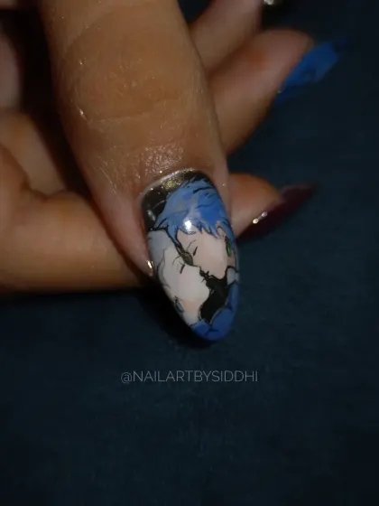 A close-up of a nail from my "Howl's Moving Castle" set, featuring the iconic kiss scene between Howl and Sophie. This micro-painting captures a magical movie moment.