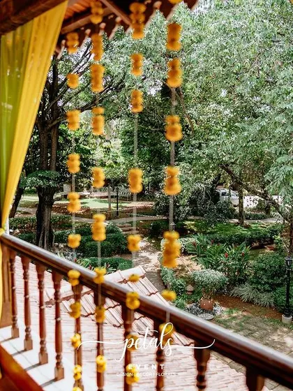 A duplicate image of the beautiful and festive balcony decorations.