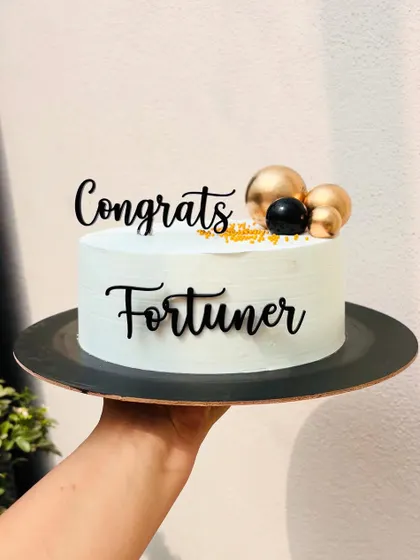 A simple congratulations cake for someone who just got a new Fortuner. A great way to celebrate big life achievements.