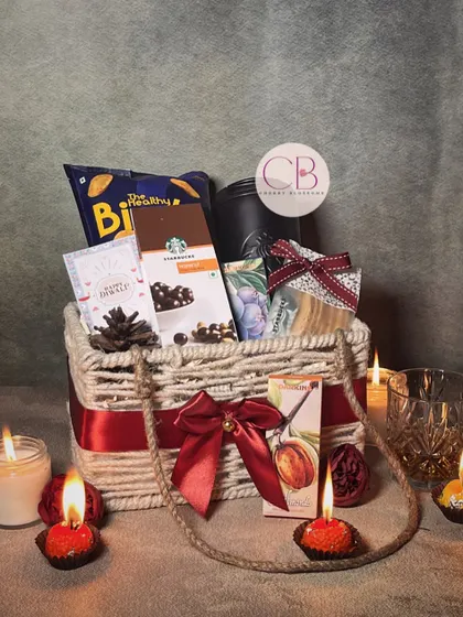 Diwali just got sweeter with our star-studded new hamper. This jute basket combines the joy of Starbucks chocolates with the delight of a reusable tumbler and other healthy snacks.