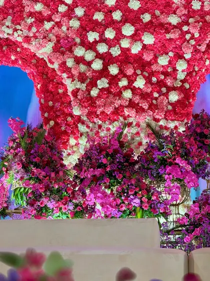 A close-up of the grandiose floral ceiling, a surreal and breathtaking canopy of red and white flowers that transforms the entire space. ✨