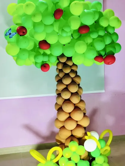 Getting creative with balloons, I constructed this charming apple tree sculpture. Using brown balloons for the trunk and green for the leaves, with small red "apple" balloons, this is a unique and playful decoration for a themed party.