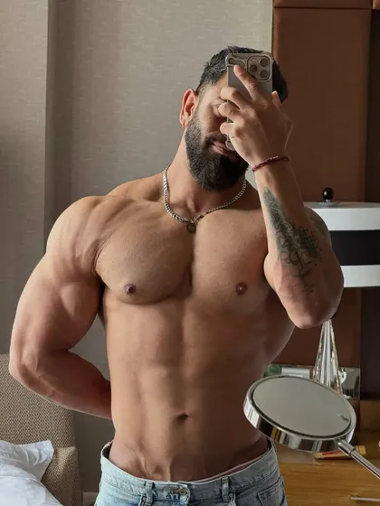 A clear shot of upper body mass and definition. My muscle gain programs are effective even for vegetarians, focusing on high-protein diets and smart supplementation.