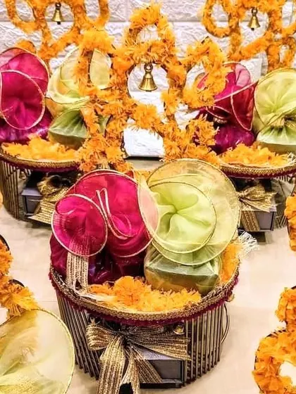 This gorgeous platter with a Ganesha installation is the perfect centerpiece for your celebrations. It's a wonderful hamper to offer at family and friends' gatherings during the festival.