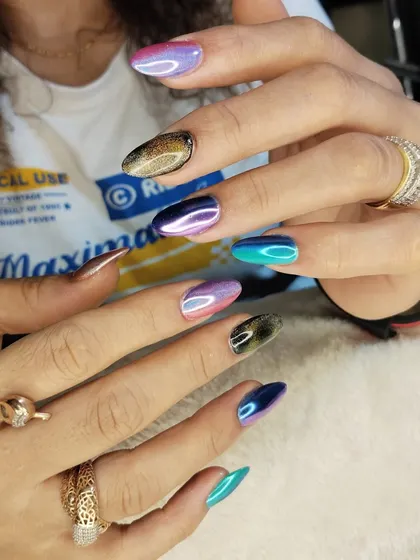 Why choose one when you can have it all? This set combines different effects, including multi-chrome, cat eye, and solid colors, for a unique and personalized manicure.