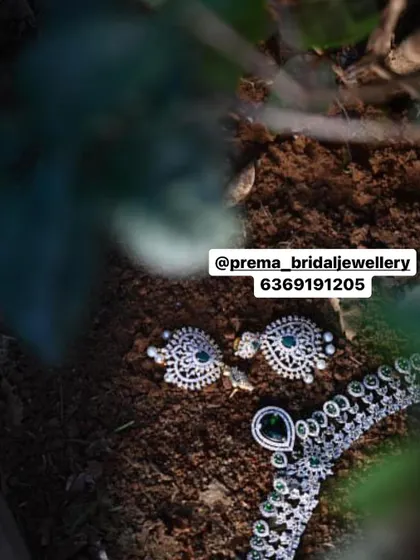 A duplicate image of the AD and emerald earrings.
