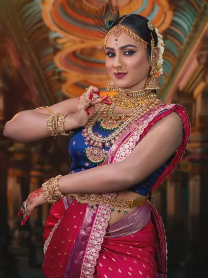 The detailed craftsmanship of the choker, haram, and vaddanam is evident in this pose. This set is a popular rental for brides and performers in Bangalore.