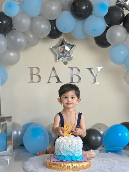 Celebrating the big TWO! This birthday setup features a balloon arch and letter blocks spelling out 'TWO'. It's a fun and festive way to capture your toddler's personality as they celebrate their second birthday.