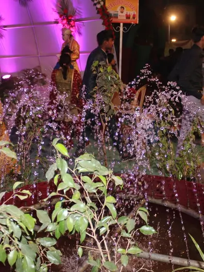 We also add beautiful details like this small water fountain, which adds a touch of serenity and elegance to the wedding decor.