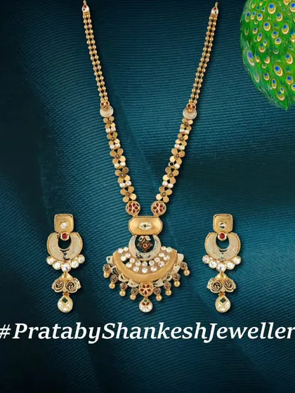This necklace and earring set from our Pratab collection features a delicate design with enamel work and pearls, turning moments into memories with its timeless beauty.