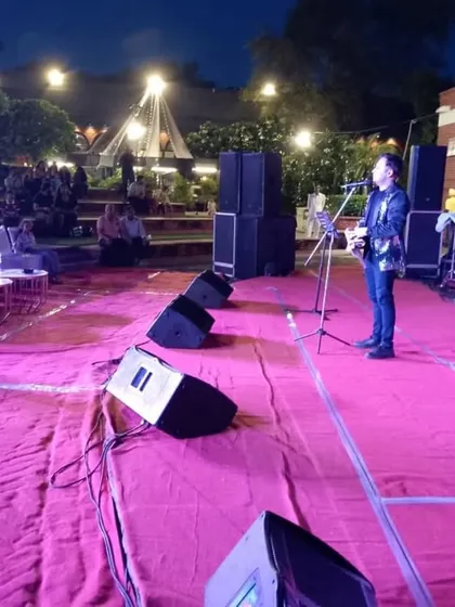 On stage with the General Manager of Delhi Tourism during the Ganpati Utsav. It was a pleasure to bring my illusions to this wonderful public festival.