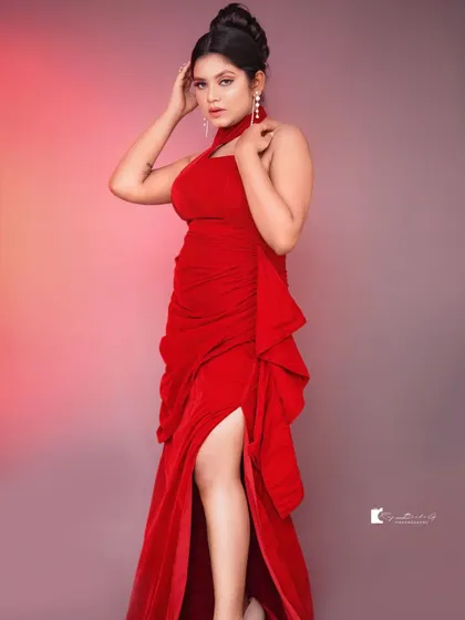 A duplicate image of the model in the red gown.