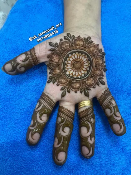 A simple and elegant mandala design, a popular choice for festivals when you want something beautiful but not too heavy.