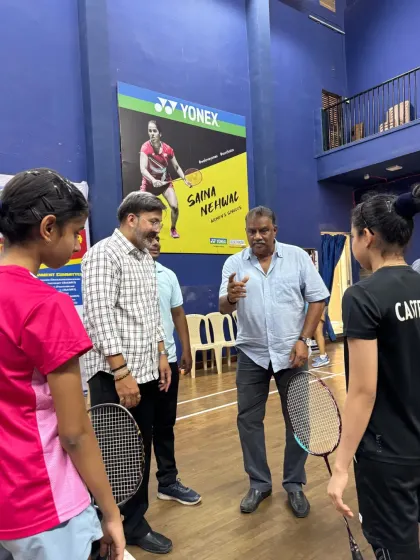 A moment of mentorship, as former Hockey Olympian Joaquim Carvalho shares some words of wisdom with our young female players.