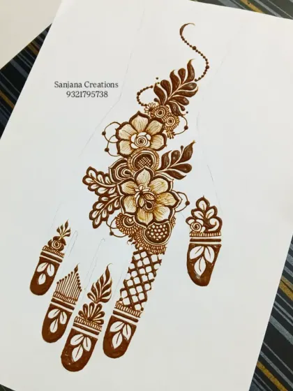 A sample design from my mehndi course. I teach everything from basics to bridal, including intricate figures and floral patterns.