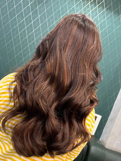 The back view of this seasonal refresh, showing off the rich color and healthy, flowing waves.
