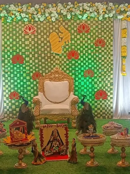 A simple and neat platter setup on a green turf with a checkered backdrop.