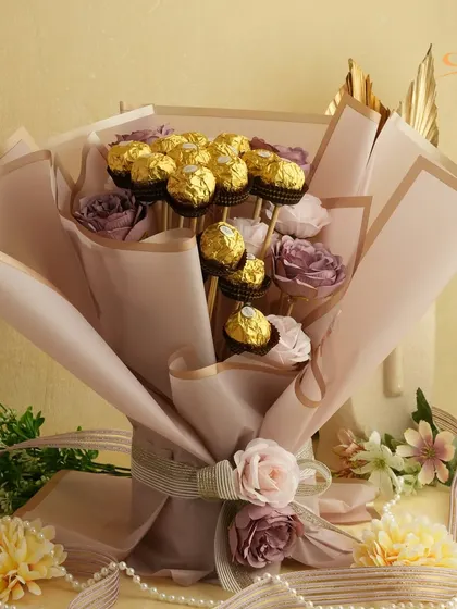 A beautiful and delicious gift idea. This chocolate bouquet combines the elegance of flowers with the sweetness of Ferrero Rocher, making it a popular choice for birthdays and romantic occasions.