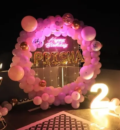 A beautiful terrace party for Prisha's 2nd birthday. The pink balloon ring with her name in foil letters and a neon sign looks stunning against the night sky.