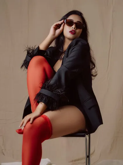 Another pose from the Hollywood-inspired editorial.