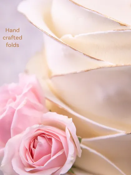 The texture of these handcrafted folds, each one carefully placed and edged with gold, gives this wedding cake a unique and sophisticated finish.