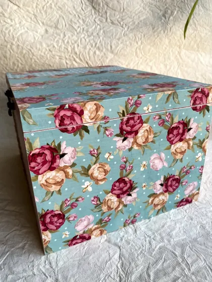 The side of the bangle box is also covered in a lovely floral print, ensuring it looks beautiful from every angle.