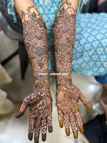 This is an example of my signature full-arm floral mehendi. I love creating dense, intricate patterns with elements like roses, paisleys, and detailed fillers to give you a rich and traditional look for any celebration.