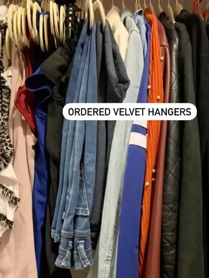 A simple but effective change: we switched to slim velvet hangers. This instantly creates more space and gives the closet a more uniform, organized look.
