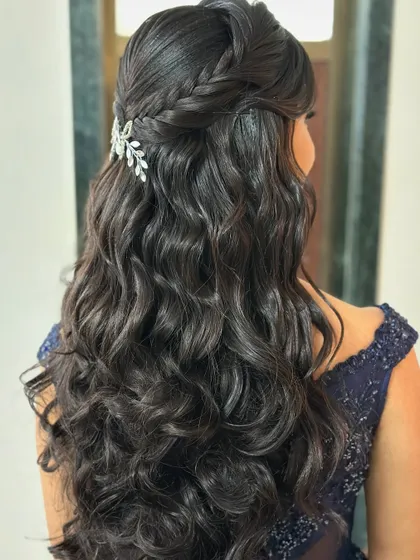 A classic open-hair look with soft waves and a simple braided detail, perfect for a pre-wedding event or for a wedding guest.