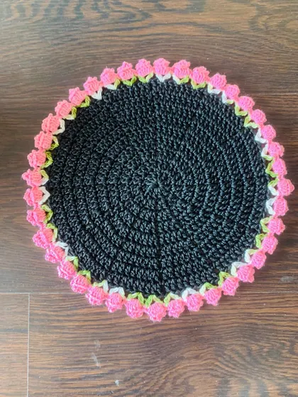 The black doily with a pink tulip border, a very popular and modern choice.