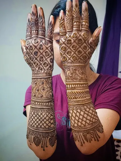 This design showcases a full-coverage jaali pattern on the back of the hands, a timeless and popular choice for bridal mehandi.