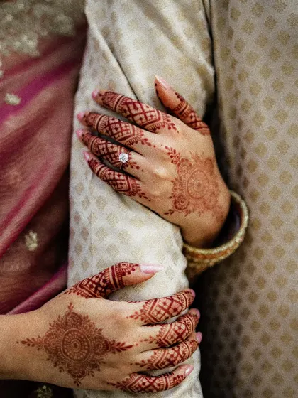 This is what pure henna happiness looks like. A close-up of the rich, dark stain from my organic henna, symbolizing the couple's bond. The simple yet elegant design is perfect for an engagement.