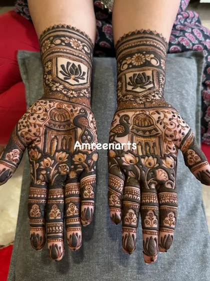 This design features beautiful palace jharokhas on the palms, with peacocks and lotus details.