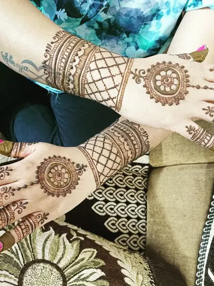 A simple yet striking design featuring a central mandala and a jaali-patterned cuff. This style is great for guests or for anyone who wants a beautiful but not overpowering design.
