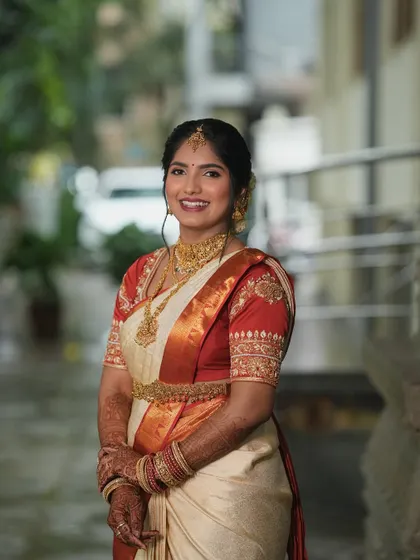 A happy bride is the most beautiful bride. Vindya's smile says it all. The makeup is designed to feel light and comfortable, allowing her to enjoy her special day.