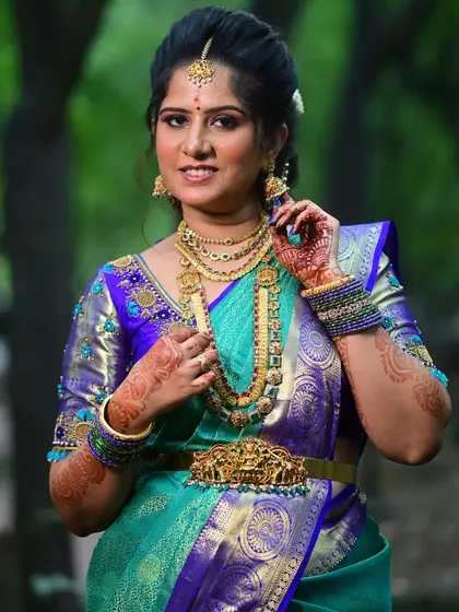 Rashmi looking radiant in her teal and purple silk saree, perfectly complemented by the antique gold temple jewellery she rented.