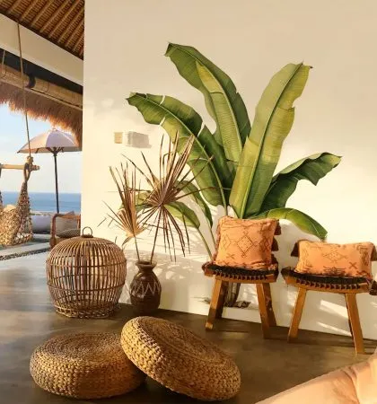 Our Tropical Banana Tree wall sticker brings a lush, tropical feel to this cozy seating area. The large leaves and vibrant green add a touch of nature and relaxation.