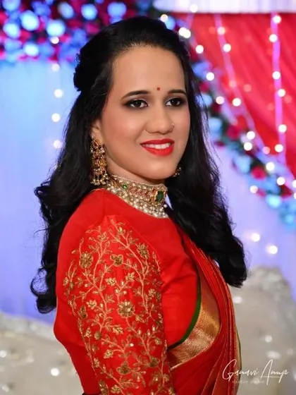 This portrait shows how the light makeup application gives a fresh and radiant finish. The goal is always to enhance, not mask, ensuring you feel like the best version of yourself.
