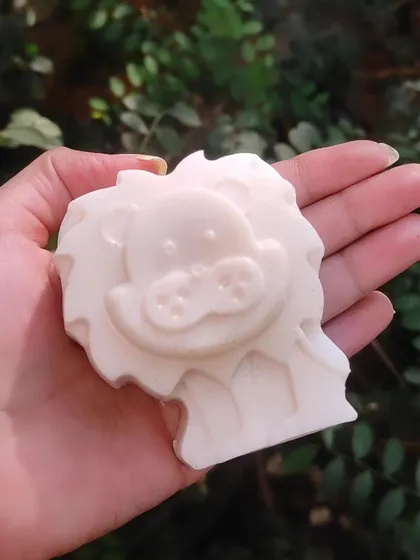A gentle, nourishing handmade soap for kids over 2 years old. This unscented lion-shaped soap is made with shea butter and hydrolyzed oats at a skin-friendly pH of 5.5.